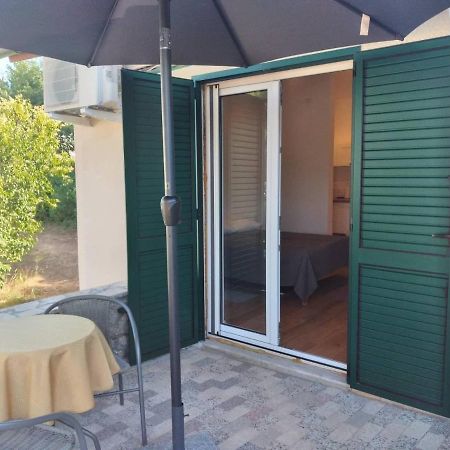 Apartmani Luni Premantura Exterior foto