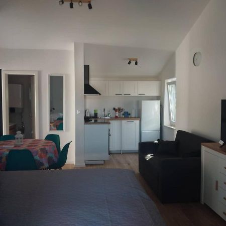 Apartmani Luni Premantura Exterior foto