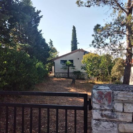 Apartmani Luni Premantura Exterior foto