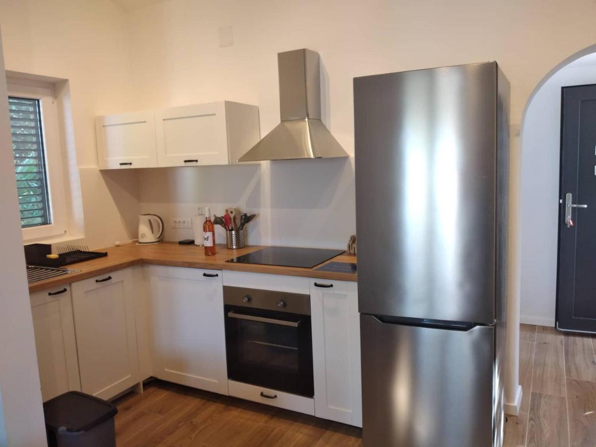 Apartmani Luni Premantura Exterior foto