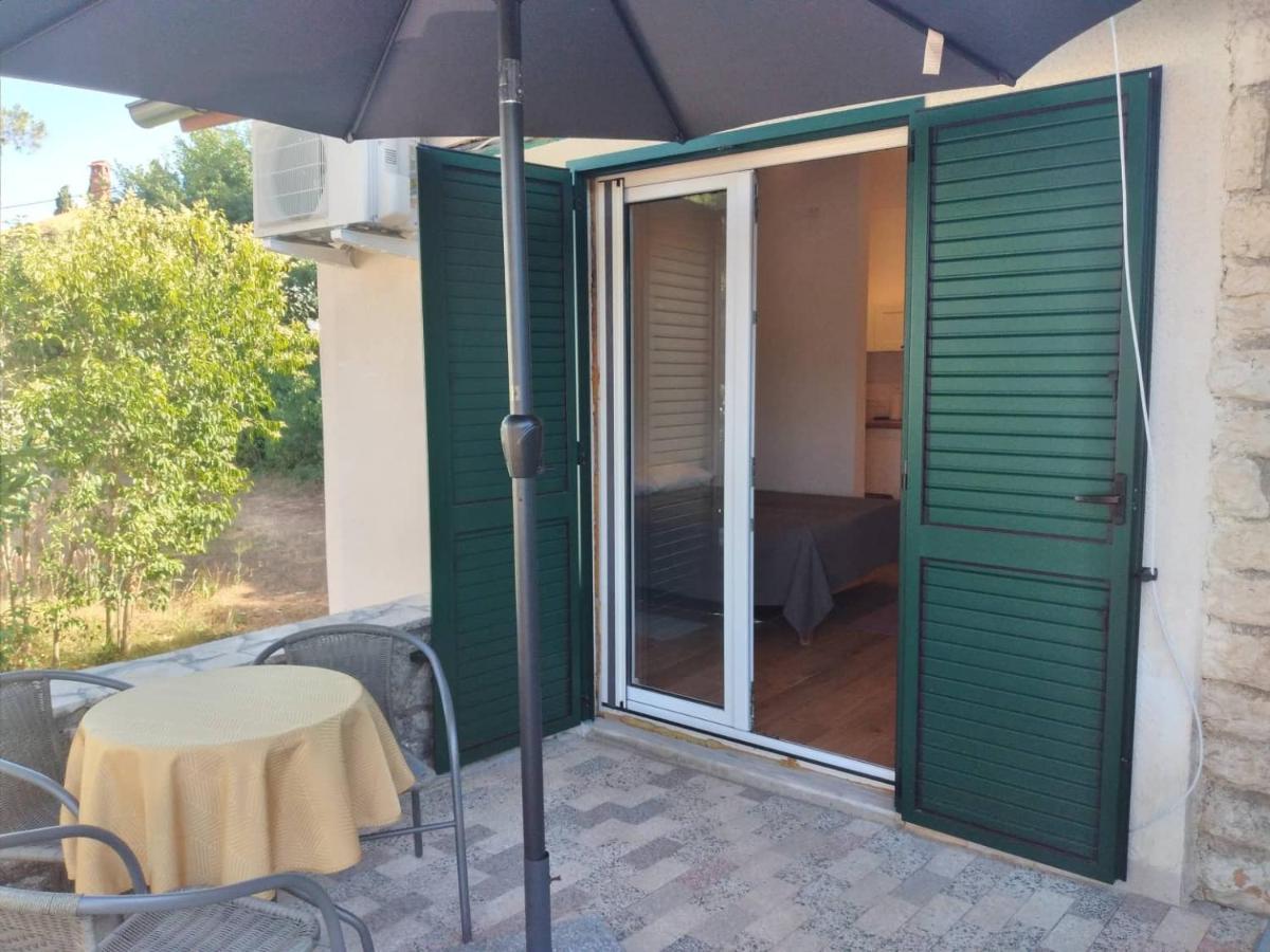 Apartmani Luni Premantura Exterior foto