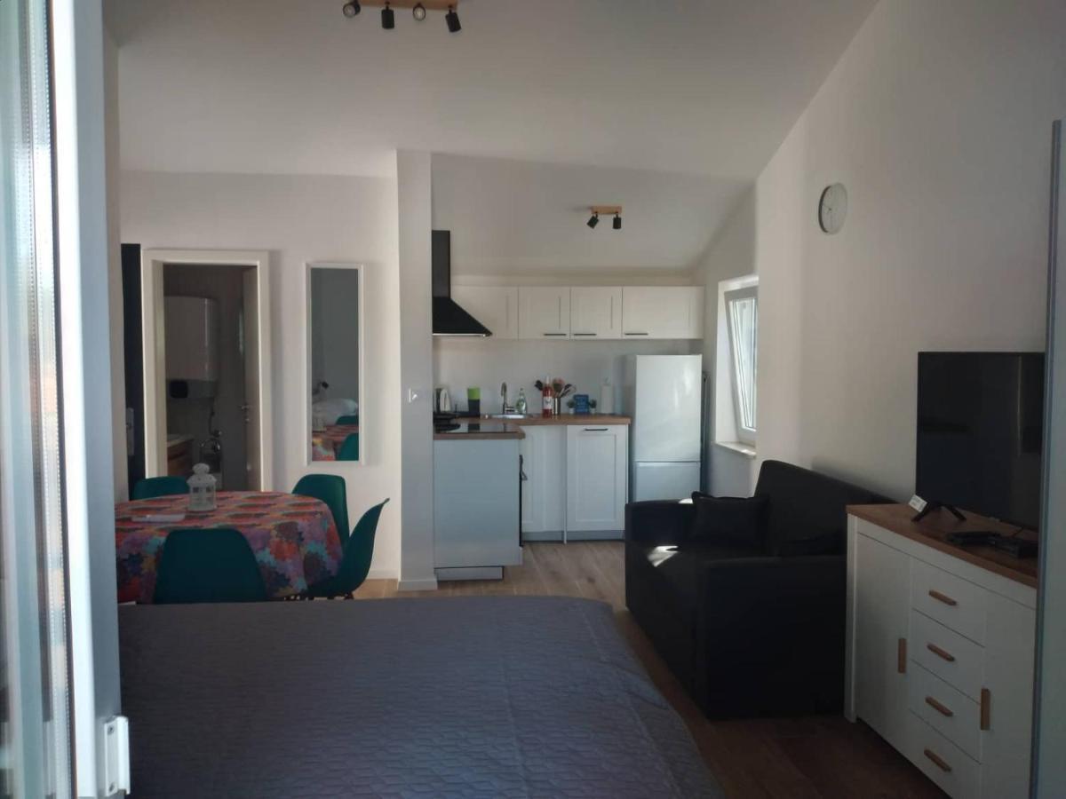 Apartmani Luni Premantura Exterior foto