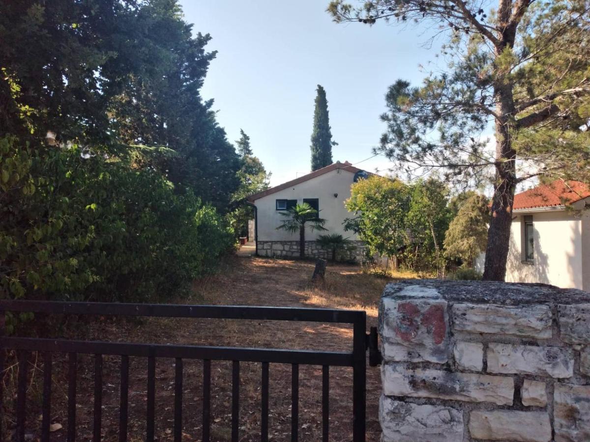 Apartmani Luni Premantura Exterior foto