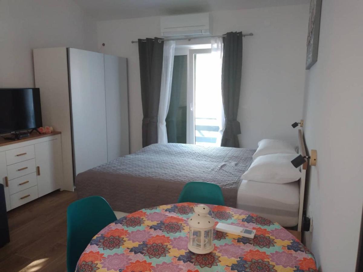 Apartmani Luni Premantura Exterior foto