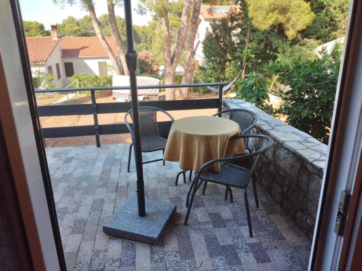 Apartmani Luni Premantura Exterior foto