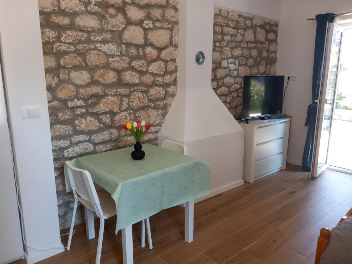Apartmani Luni Premantura Exterior foto