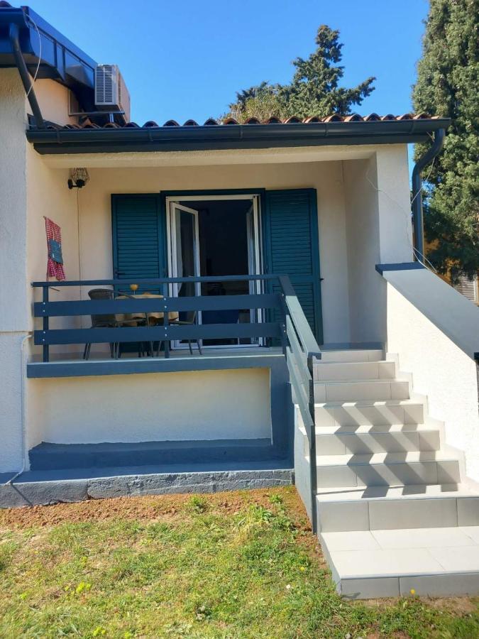Apartmani Luni Premantura Exterior foto